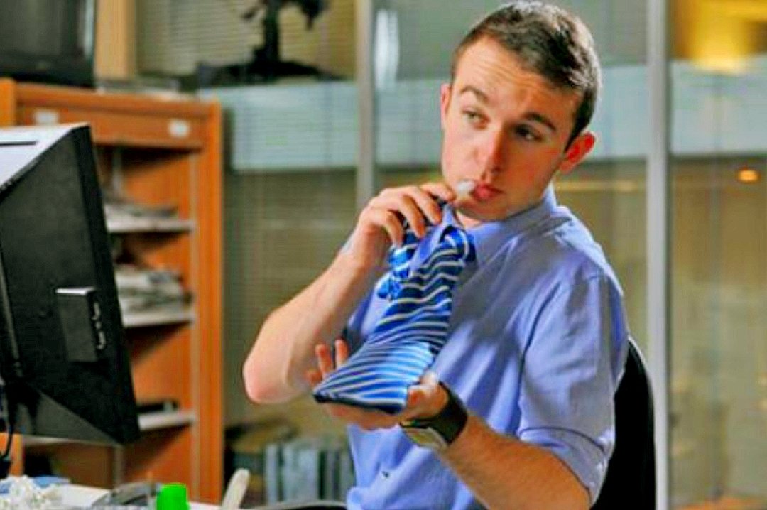 Dasi sekaligus tempat menyimpan minuman