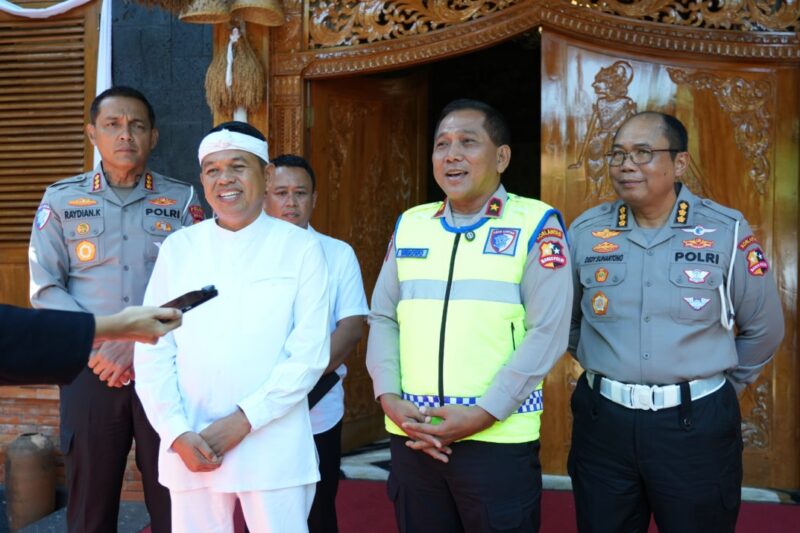 Gubernur Jawa Barat Dedi Mulyadi bersama Dirregident Korlantas Polri Brigjen Pol. Wibowo serta jajaran - Korlantas Polri