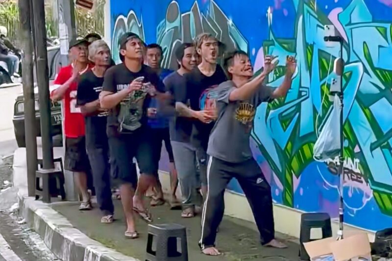 Gunawan Sadbor Sukabumi beraksi di trotoar, netizen nilai bikin malu Jabar dan Sunda - Ist