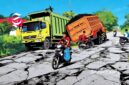 Ilustrasi jalan rusak parah dilintasi truk ODOL - sukabumiheadline.com