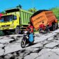 Ilustrasi jalan rusak parah dilintasi truk ODOL - sukabumiheadline.com