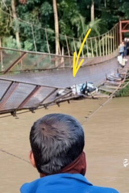 Jembatan gantung Tegalbuleud Sukabumi nyaris putus, pemotor jatuh ke sungai