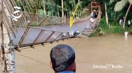 Jembatan gantung Tegalbuleud Sukabumi nyaris putus, pemotor jatuh ke sungai - Umar Syam