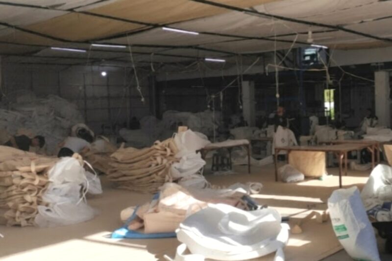 Suasana di pabrik PT Karya Karung Bersama - Ist