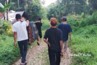 Warga Jampang Tengah Sukabumi ditandu menuju faskes terdekat - Saepudin Galih