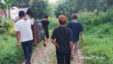 Warga Jampang Tengah Sukabumi ditandu menuju faskes terdekat - Saepudin Galih