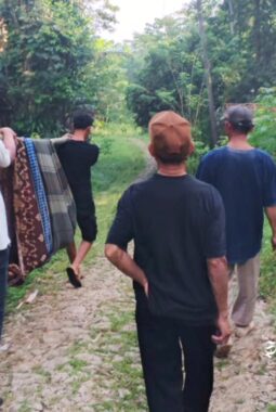 Tubuh renta Sadi harus ditandu karena jalan rusak di Jampang Tengah Sukabumi