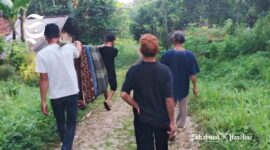 Warga Jampang Tengah Sukabumi ditandu menuju faskes terdekat - Saepudin Galih