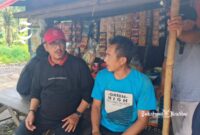 Bupati Sukabumi Asep Japar berbincang dengan salah seorang warga Kampung Pakuwon, Bojonggenteng - sukabumiheadline.com