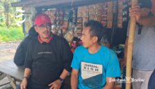 Bupati Sukabumi Asep Japar berbincang dengan salah seorang warga Kampung Pakuwon, Bojonggenteng - sukabumiheadline.com