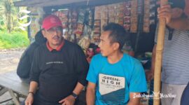 Bupati Sukabumi Asep Japar berbincang dengan salah seorang warga Kampung Pakuwon, Bojonggenteng - sukabumiheadline.com