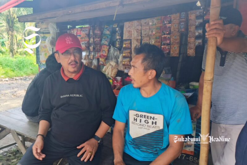 Bupati Sukabumi Asep Japar berbincang dengan salah seorang warga Kampung Pakuwon, Bojonggenteng - sukabumiheadline.com