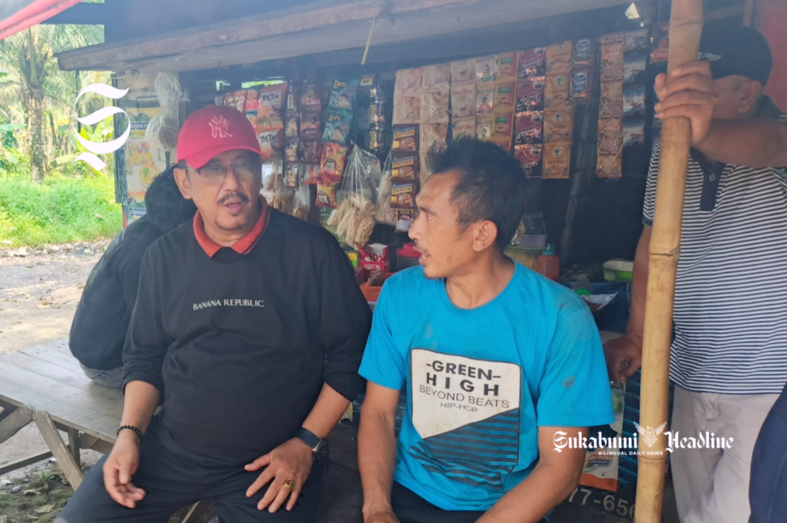 Warga Nyalindung minta kepastian perbaikan jalan, ini kata Bupati Sukabumi 1 Bupati Sukabumi Asep Japar berbincang dengan salah seorang warga Kampung Pakuwon, Bojonggenteng - sukabumiheadline.com