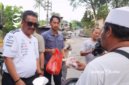 Bupati Sukabumi Asep Japar membagikan daging kurban dan santunan - Dok. Pribadi