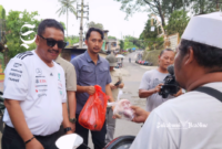 Bupati Sukabumi Asep Japar membagikan daging kurban dan santunan - Dok. Pribadi