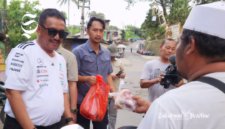 Bupati Sukabumi Asep Japar membagikan daging kurban dan santunan - Dok. Pribadi