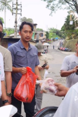 Pengakuan warga terima daging kurban dari Bupati Sukabumi: “Surprise!”