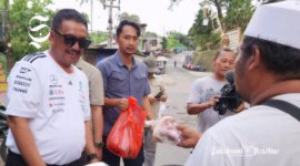Bupati Sukabumi Asep Japar membagikan daging kurban dan santunan - Dok. Pribadi