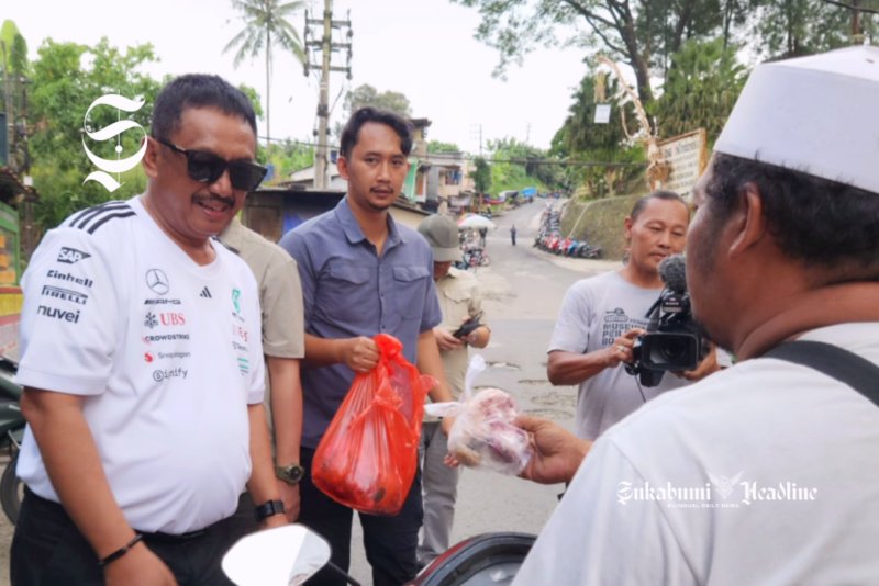 Bupati Sukabumi Asep Japar membagikan daging kurban dan santunan - Dok. Pribadi