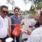 Bupati Sukabumi Asep Japar membagikan daging kurban dan santunan - Dok. Pribadi