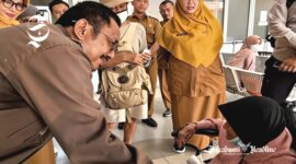 Bupati Sukabumi Asep Japar menyapa pasien di RSUD Palabuhanratu - Dok. Pribadi