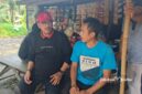 Bupati Sukabumi Asep Japar ngobrol dengan salah seorang warga Kampung Pakuwon - sukabumiheadline.com