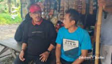 Bupati Sukabumi Asep Japar ngobrol dengan salah seorang warga Kampung Pakuwon - sukabumiheadline.com