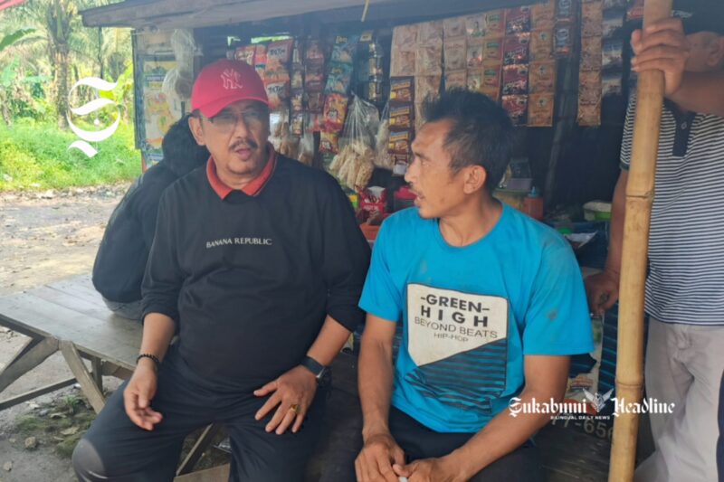 Bupati Sukabumi Asep Japar ngobrol dengan salah seorang warga Kampung Pakuwon - sukabumiheadline.com