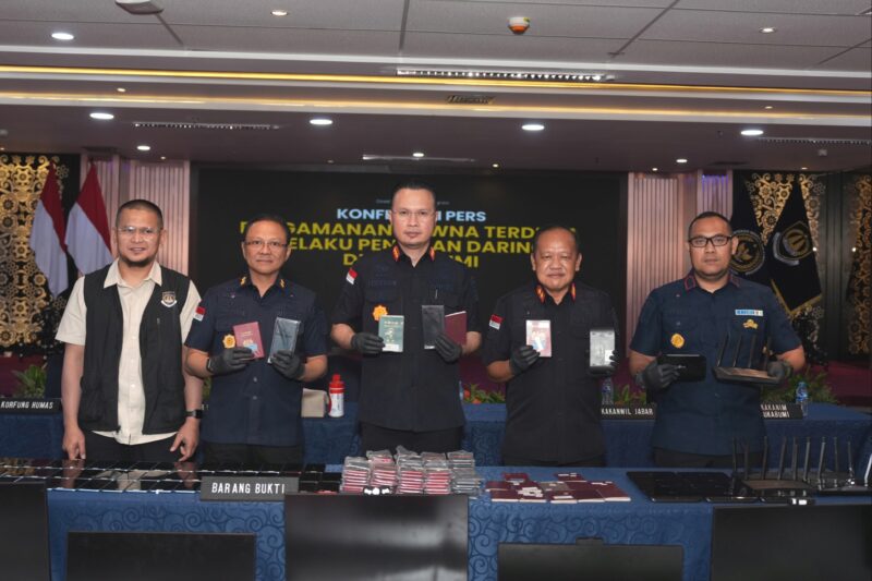 Dirjen Imigrasi pada Kementerian Imigrasi dan Pemasyarakatan (Imipas) RI, Hendarsam Marantoko saat konferensi pers - Kementerian Imipas