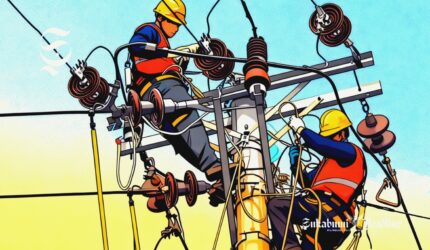 Ilustrasi petugas perusahaan listrik sedang memasang jaringan listrik - sukabumiheadline.com