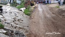 Jalan Kabupaten di Nyalindung Sukabumi rusak dan tanpa drainase - Mulyana