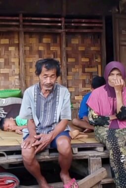 Nasib miris Abah Mitra dan Sawiah asal Sukabumi, tidur di luar karena gubuk mau ambruk
