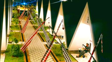 Penampakan Qiai Guest House Sukabumi malam hari - Ist