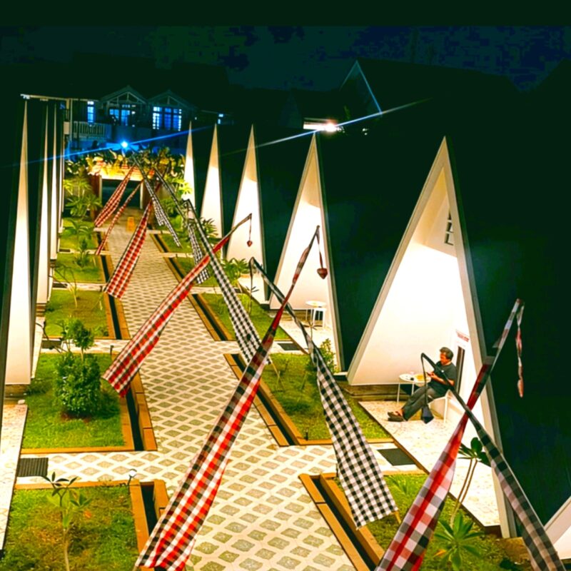 Penampakan Qiai Guest House Sukabumi malam hari - Ist