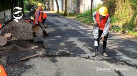 Perbaikan jalan rusak di Kabupaten Sukabumi - Dinas PU Kabupaten Sukabumi
