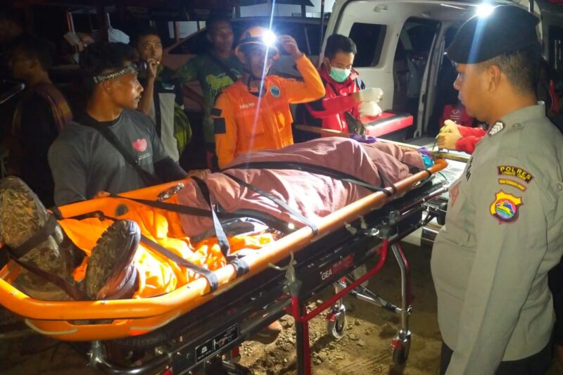 Proses evakuasi pendaki asal Sukabumi di Lombok Timur - Polres Lombok Timur