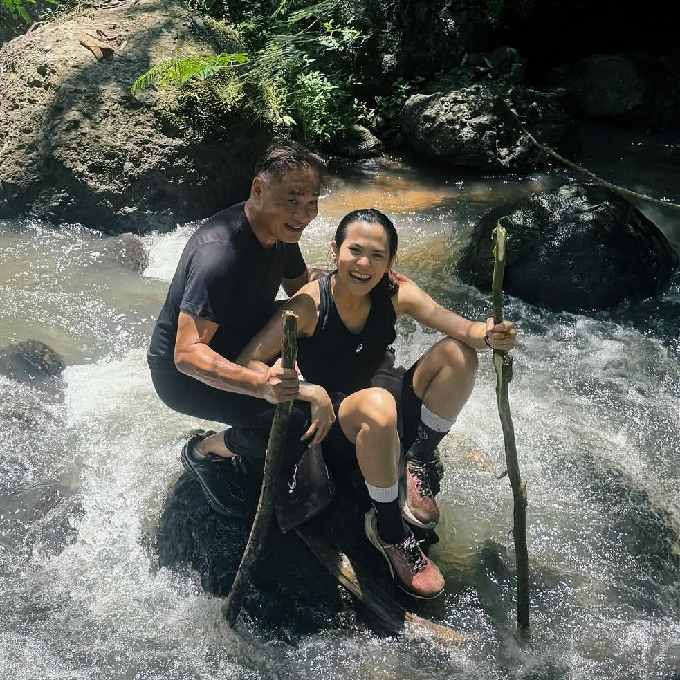 Sheryl Sheinafia bermain di sungai bareng ayahnya - @sherylsheinafia