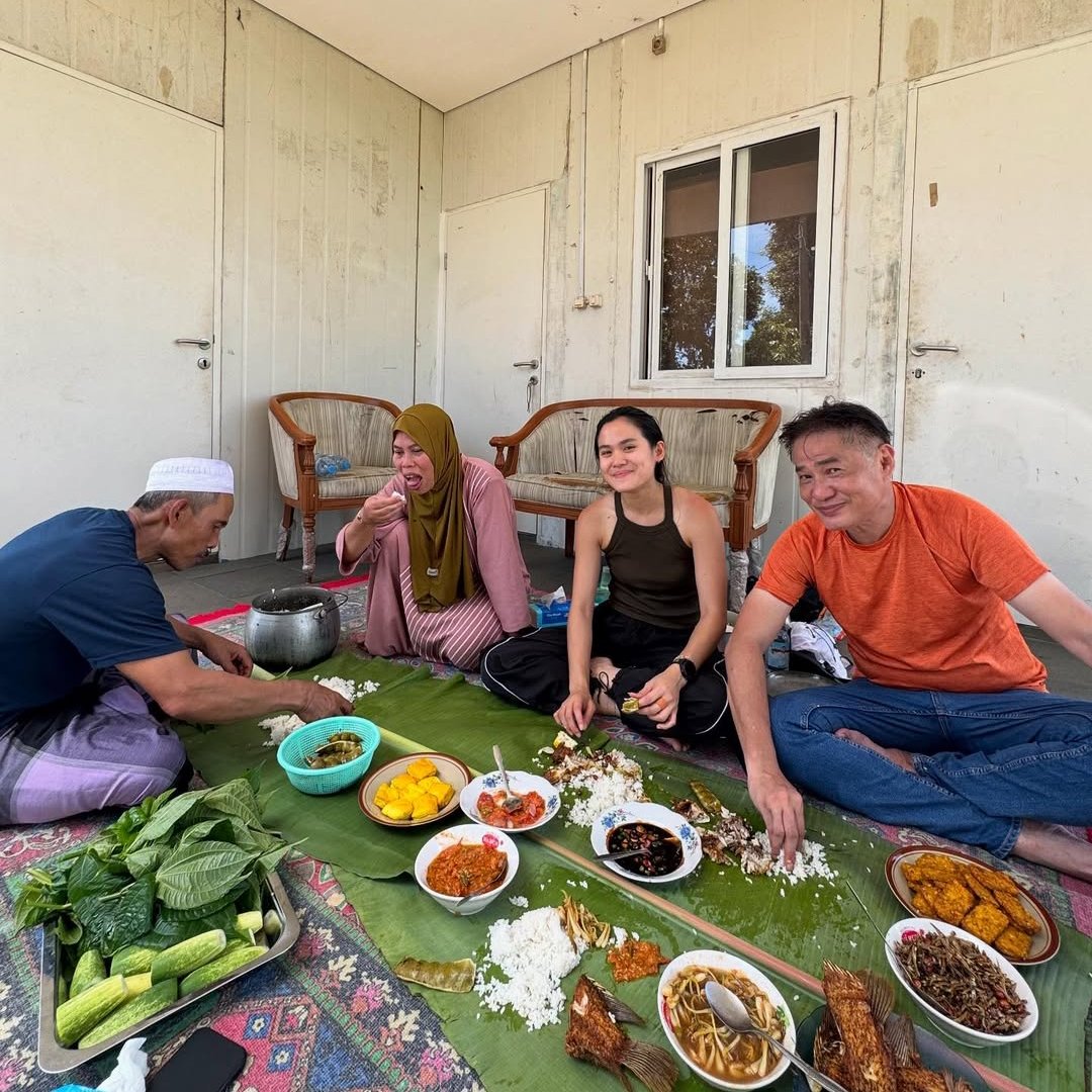 Sheryl Sheinafia makan liwet saat berlibur ke Sukabumi - @sherylsheinafia
