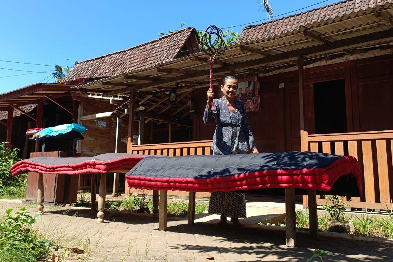 Tradisi mepe kasur di Banyuwangi - banyuwangikab.go.id