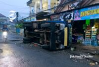 Truk muatan kayu semperan terguling di Parungkuda, Sukabumi - sukabumiheadline.com