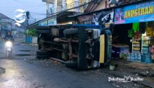 Truk muatan kayu semperan terguling di Parungkuda, Sukabumi - sukabumiheadline.com