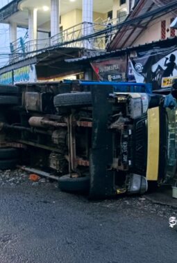 Truk muatan kayu terguling timpa Warung Madura di Parungkuda Sukabumi
