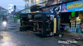 Truk muatan kayu semperan terguling di Parungkuda, Sukabumi - sukabumiheadline.com