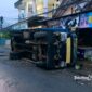 Truk muatan kayu semperan terguling di Parungkuda, Sukabumi - sukabumiheadline.com