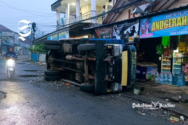 Truk muatan kayu semperan terguling di Parungkuda, Sukabumi - sukabumiheadline.com