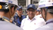 Wakil Menteri Ketenagakerjaan, Afriansyah Noor ketika mengunjungi pabrik Hyundai EV di Cikarang - Humas Kemenaker