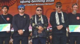 Ketua DPRD Kabupaten Sukabumi Budi Azhar Mutawali dan Bupati Sukabumi Asep Japar (dua tengah) - Ist