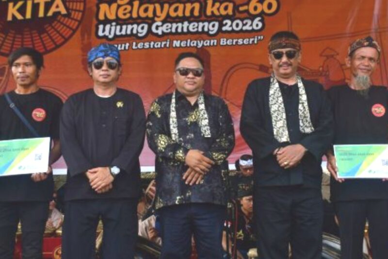 Ketua DPRD Kabupaten Sukabumi Budi Azhar Mutawali dan Bupati Sukabumi Asep Japar (dua tengah) - Ist