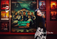 Nazla Fauziah di depan poster Sekawan Limo 2 - sukabumiheadline.com