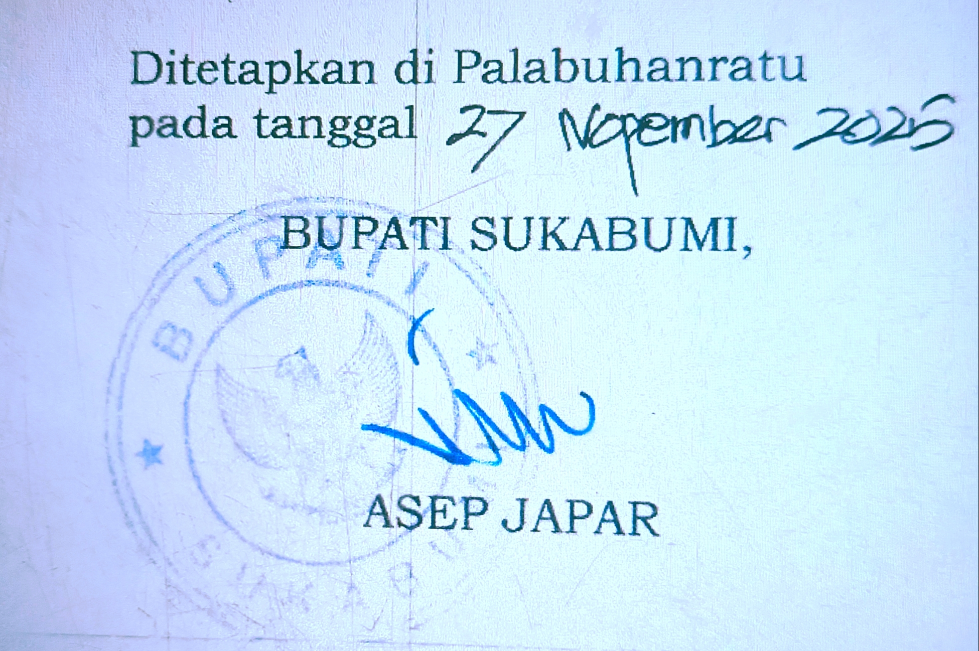Tanda tangan Bupati Sukabumi Asep Japar pada 2025 - sukabumiheadline.com